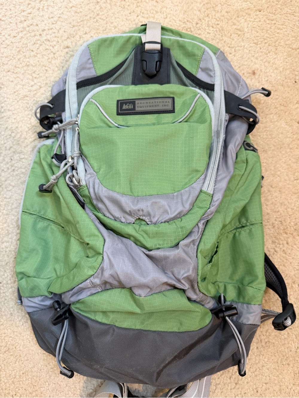 REI Men’s Cascade Hydration Pack Green Grey Backpack Hiking Daypack Mesh pockets